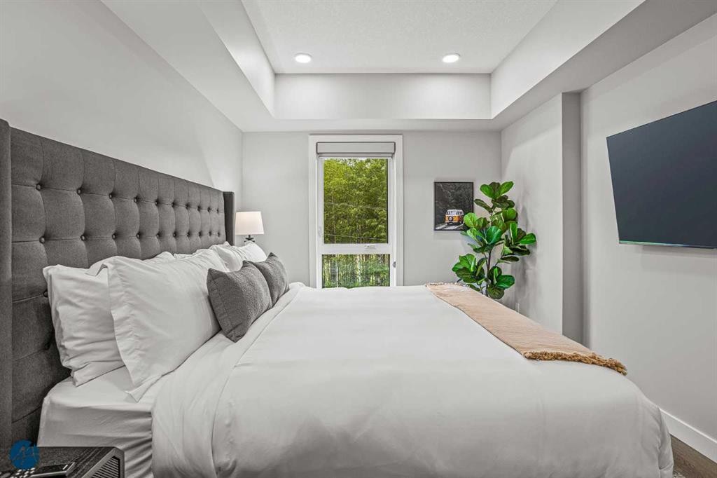 1217-200 2 Avenue, Dead Man'S Flats, AB - Indoor Photo Showing Bedroom