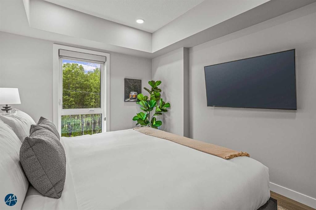 1217-200 2 Avenue, Dead Man'S Flats, AB - Indoor Photo Showing Bedroom