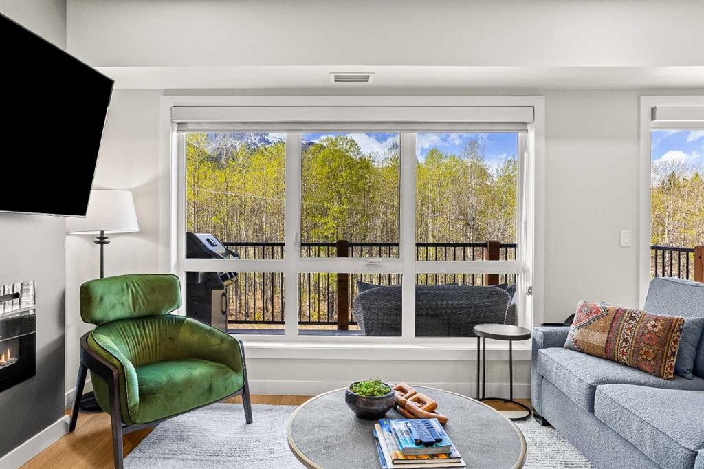 1217-200 2 Avenue, Dead Man'S Flats, AB - Indoor Photo Showing Living Room
