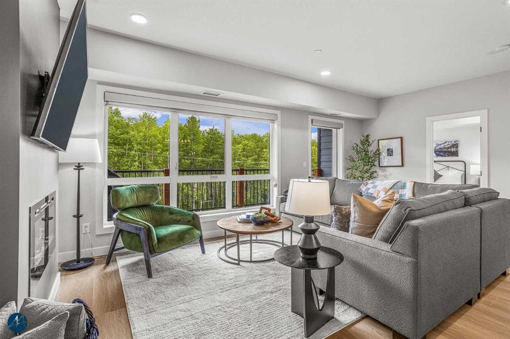 1217-200 2 Avenue, Dead Man'S Flats, AB - Indoor Photo Showing Living Room