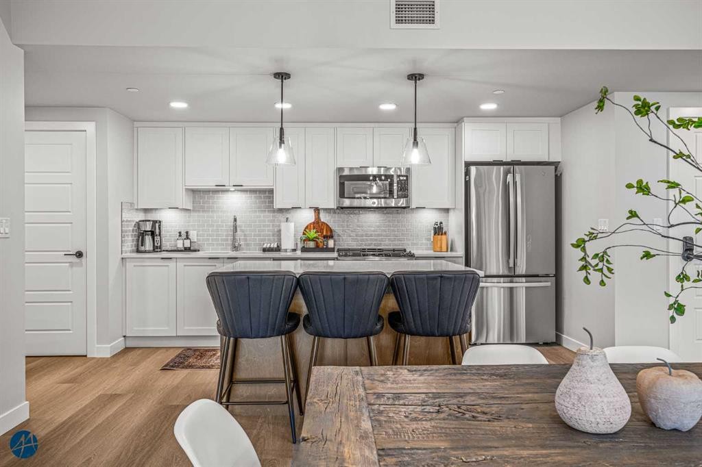 1217-200 2 Avenue, Dead Man'S Flats, AB - Indoor Photo Showing Kitchen With Upgraded Kitchen