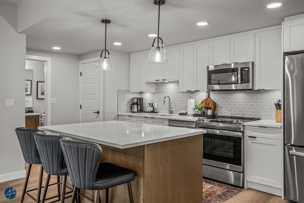 1217-200 2 Avenue, Dead Man'S Flats, AB - Indoor Photo Showing Kitchen With Upgraded Kitchen