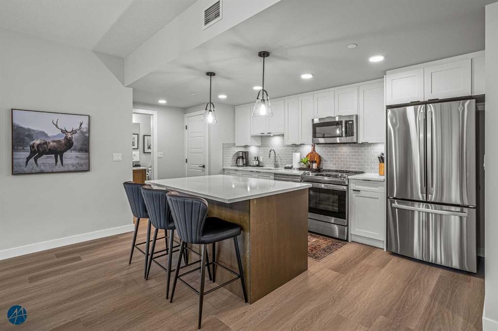 1217-200 2 Avenue, Dead Man'S Flats, AB - Indoor Photo Showing Kitchen With Upgraded Kitchen