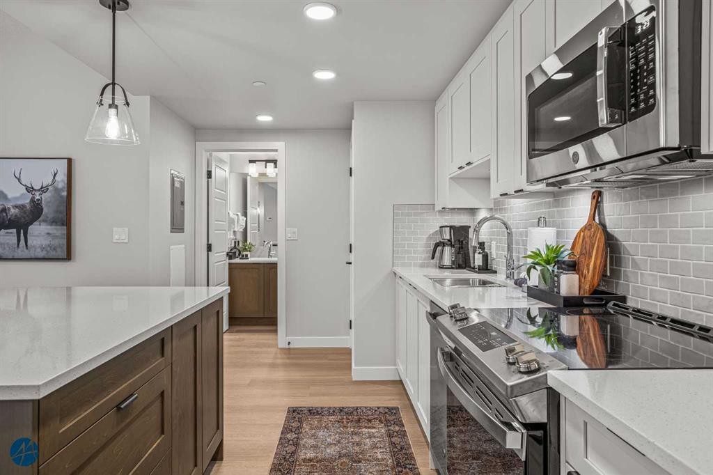 1217-200 2 Avenue, Dead Man'S Flats, AB - Indoor Photo Showing Kitchen With Upgraded Kitchen