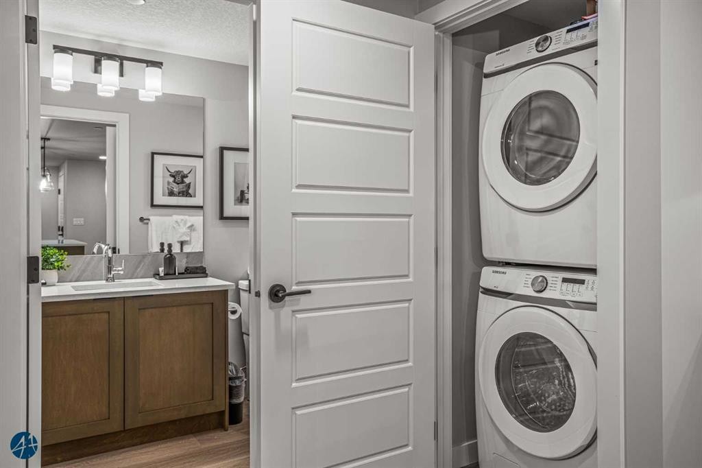 1217-200 2 Avenue, Dead Man'S Flats, AB - Indoor Photo Showing Laundry Room