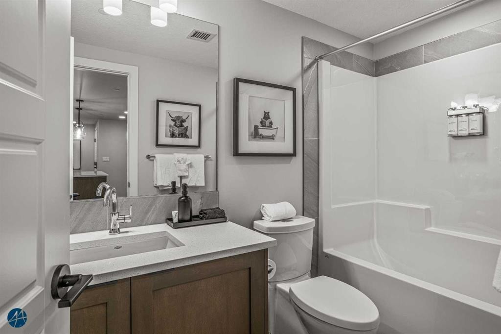 1217-200 2 Avenue, Dead Man'S Flats, AB - Indoor Photo Showing Bathroom