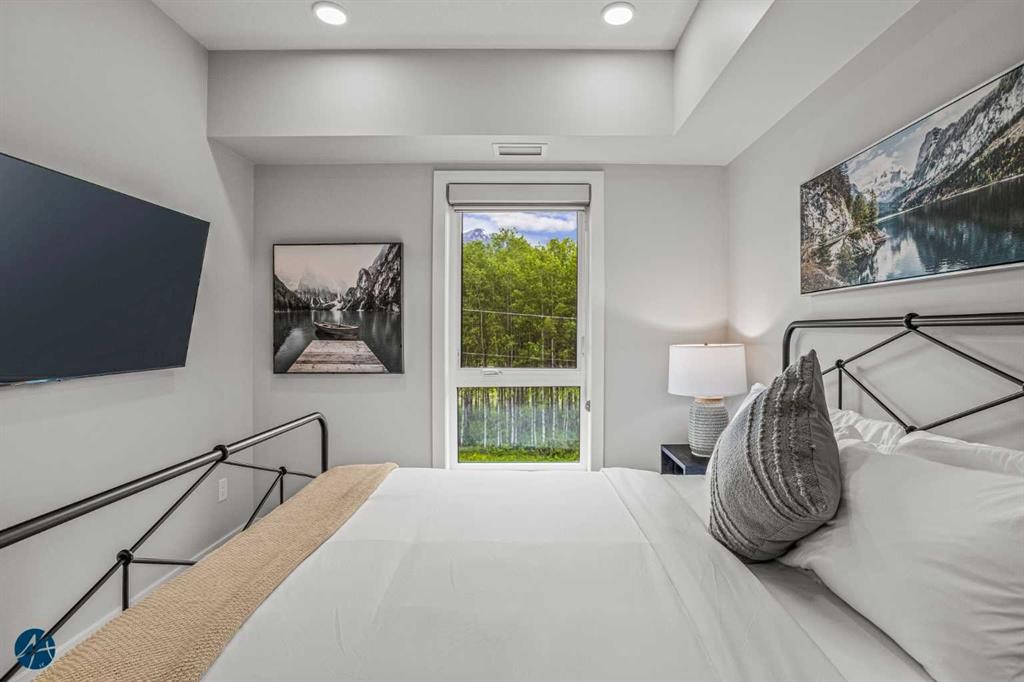 1217-200 2 Avenue, Dead Man'S Flats, AB - Indoor Photo Showing Bedroom