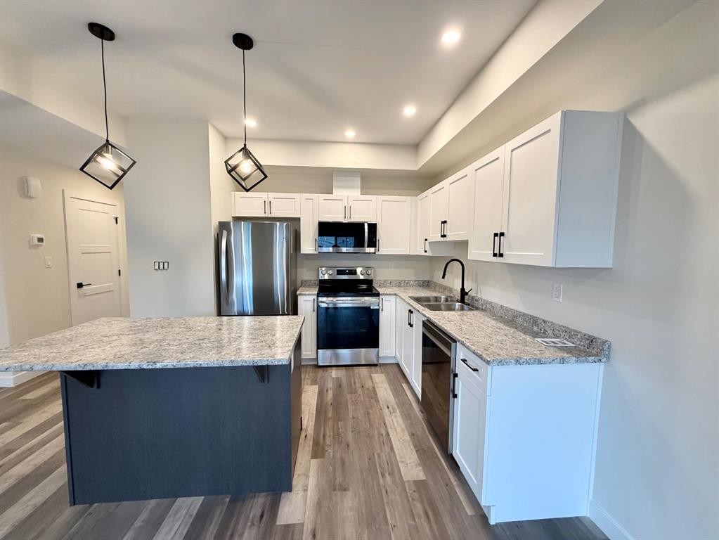 328B Boutin Avenue, Hinton, AB - Indoor Photo Showing Kitchen With Stainless Steel Kitchen With Double Sink With Upgraded Kitchen