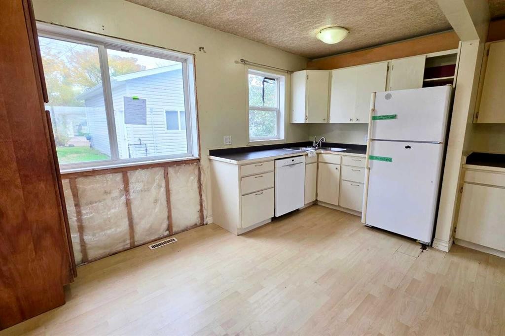 4806 51 Street, Mayerthorpe, AB - Indoor Photo Showing Kitchen