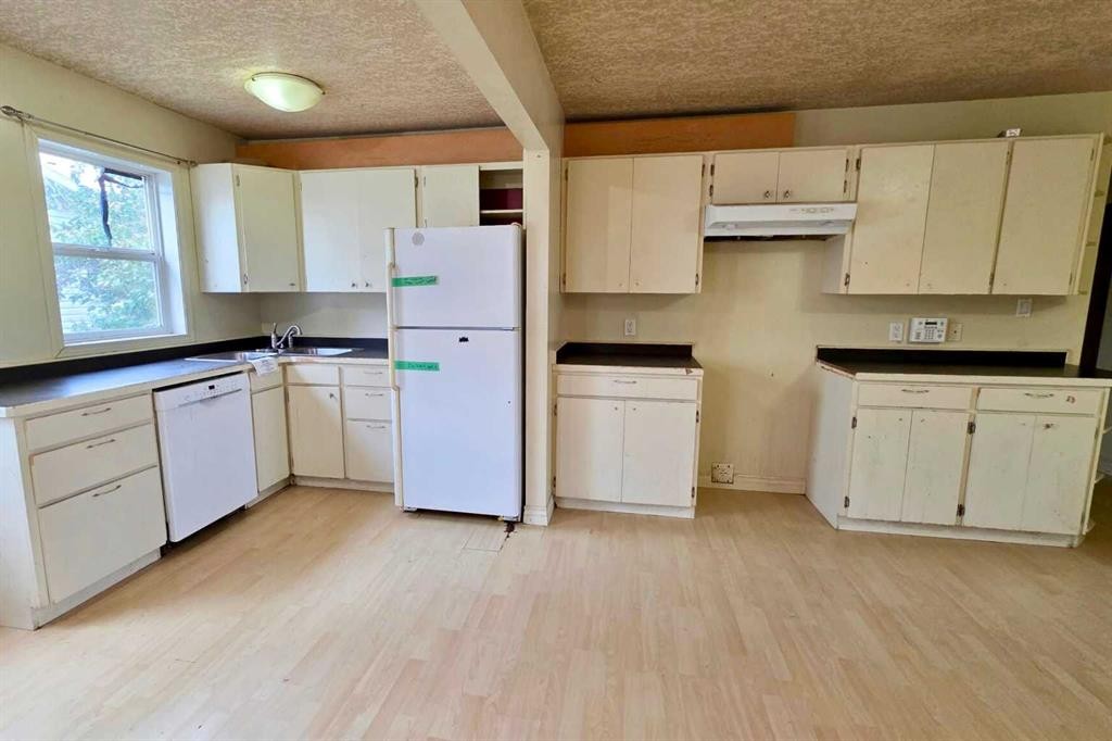 4806 51 Street, Mayerthorpe, AB - Indoor Photo Showing Kitchen