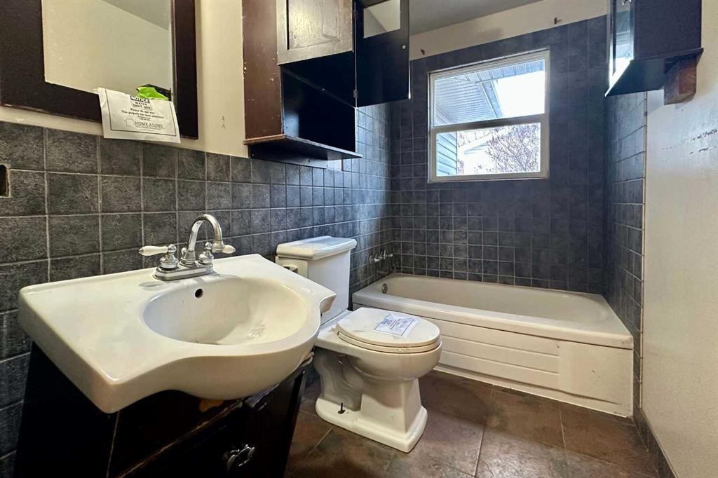 4806 51 Street, Mayerthorpe, AB - Indoor Photo Showing Bathroom