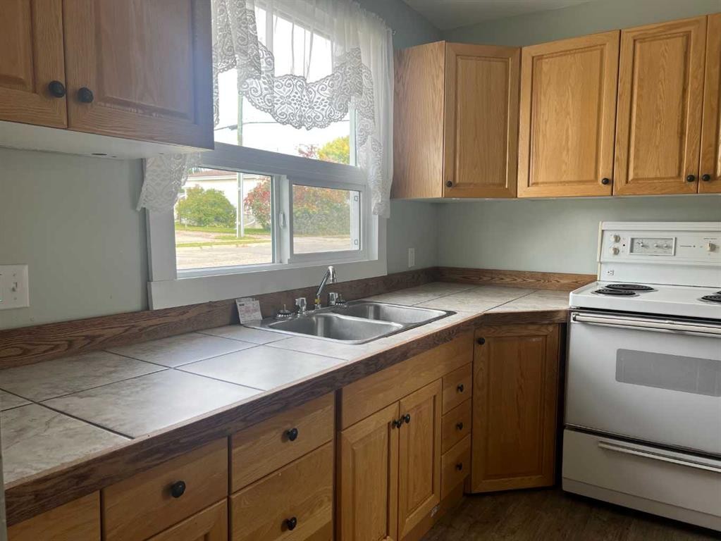 823 50 Street, Edson, AB - Indoor Photo Showing Kitchen With Double Sink