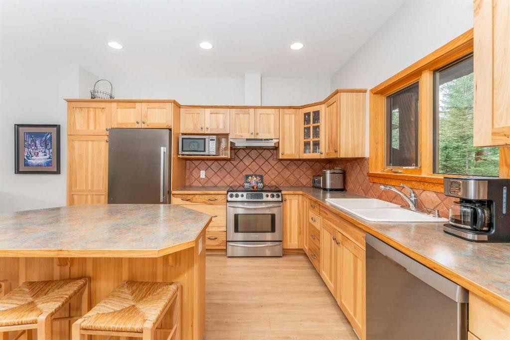 2-300 Eagle Terrace Road, Canmore, AB - Indoor Photo Showing Kitchen