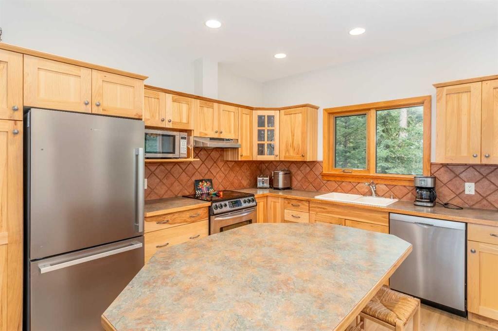 2-300 Eagle Terrace Road, Canmore, AB - Indoor Photo Showing Kitchen