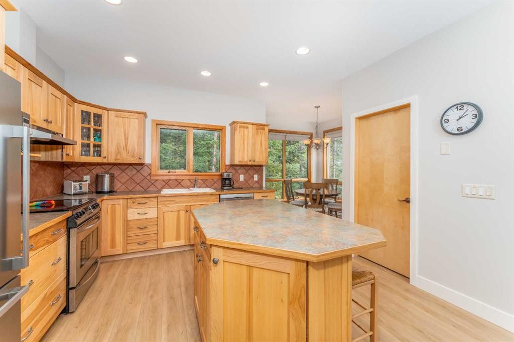 2-300 Eagle Terrace Road, Canmore, AB - Indoor Photo Showing Kitchen