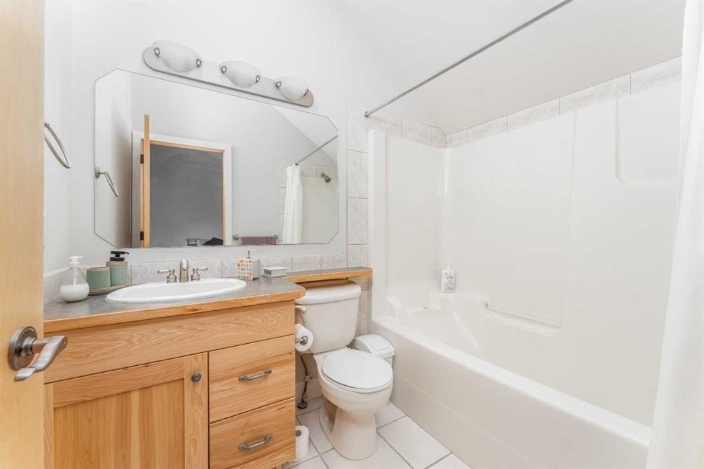 2-300 Eagle Terrace Road, Canmore, AB - Indoor Photo Showing Bathroom