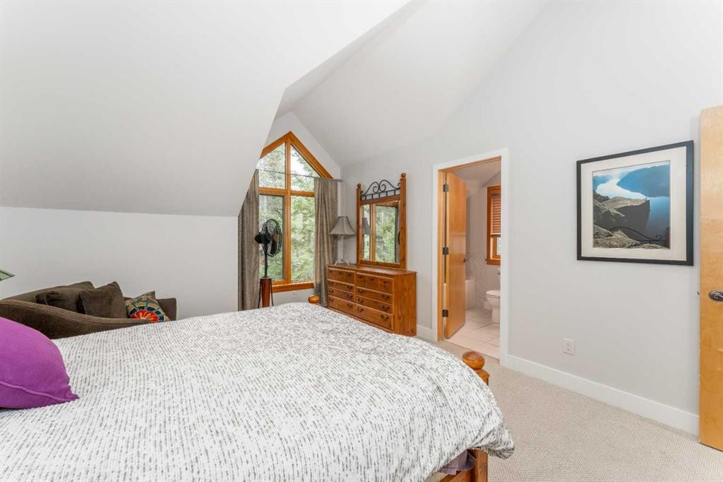 2-300 Eagle Terrace Road, Canmore, AB - Indoor Photo Showing Bedroom