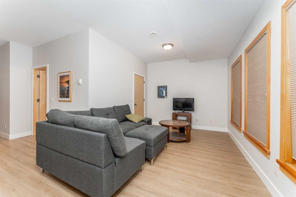 2-300 Eagle Terrace Road, Canmore, AB - Indoor Photo Showing Living Room
