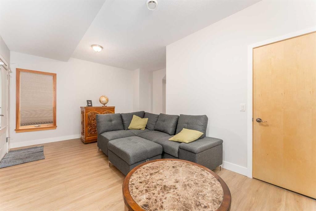 2-300 Eagle Terrace Road, Canmore, AB - Indoor Photo Showing Living Room