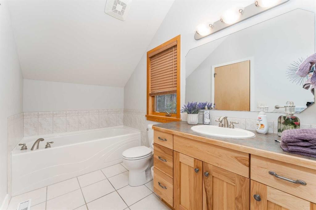 2-300 Eagle Terrace Road, Canmore, AB - Indoor Photo Showing Bathroom