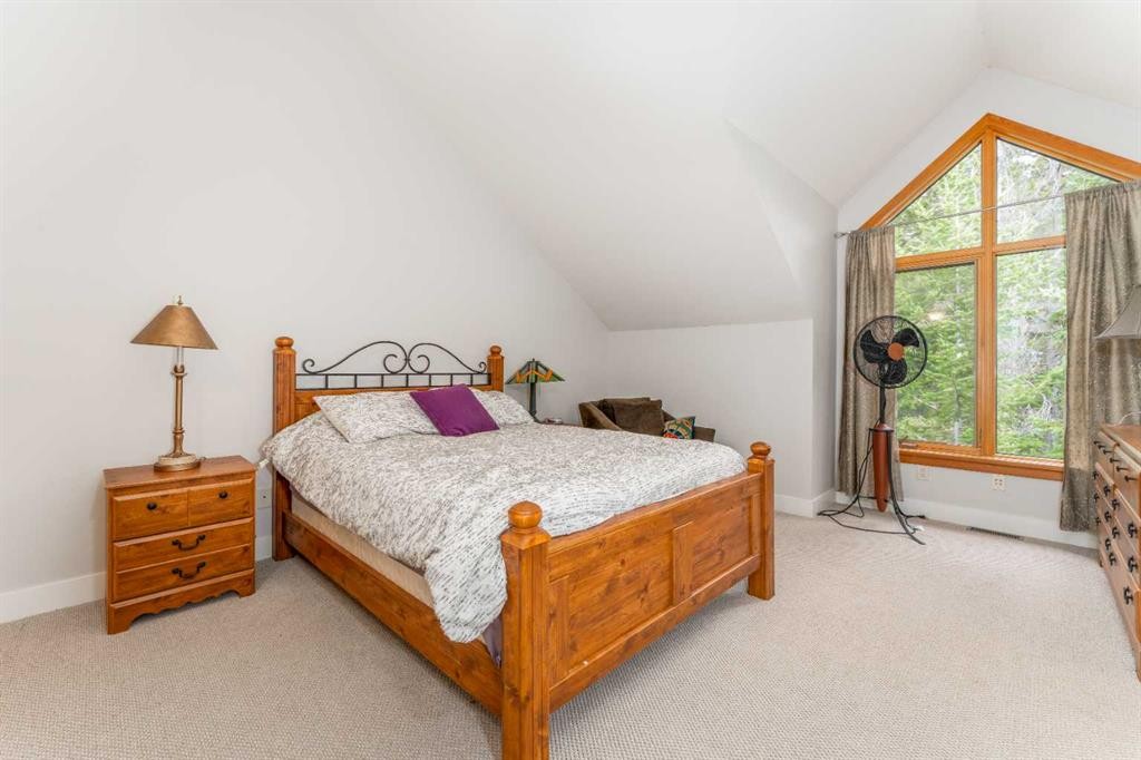 2-300 Eagle Terrace Road, Canmore, AB - Indoor Photo Showing Bedroom