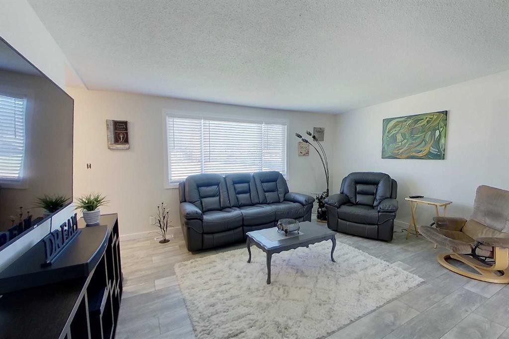 1014 10 Street, Smith, AB - Indoor Photo Showing Living Room