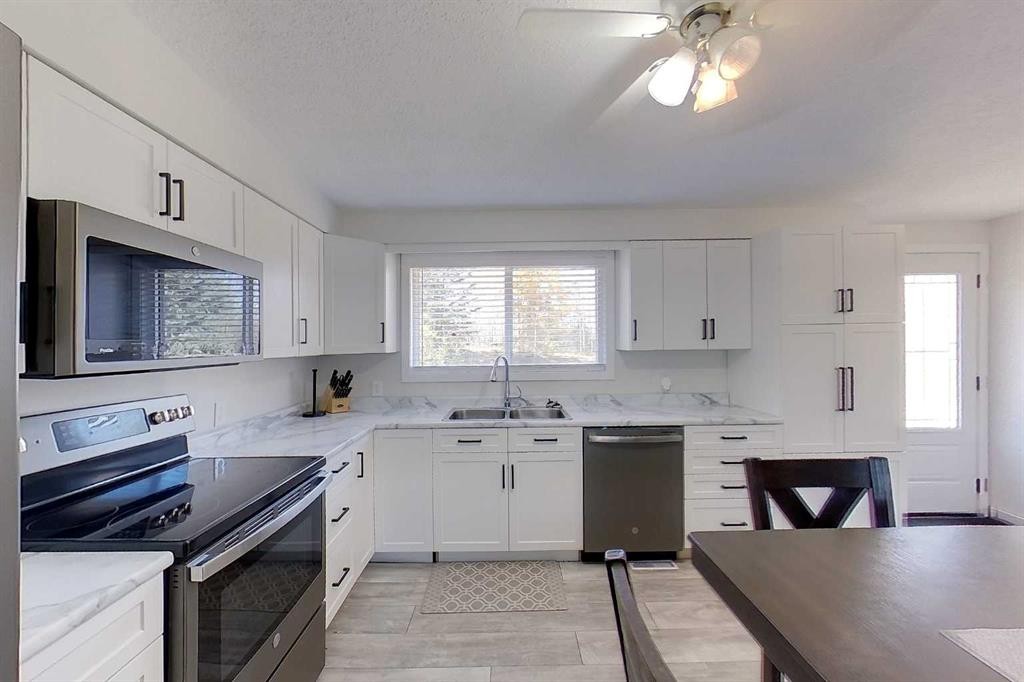 1014 10 Street, Smith, AB - Indoor Photo Showing Kitchen With Double Sink