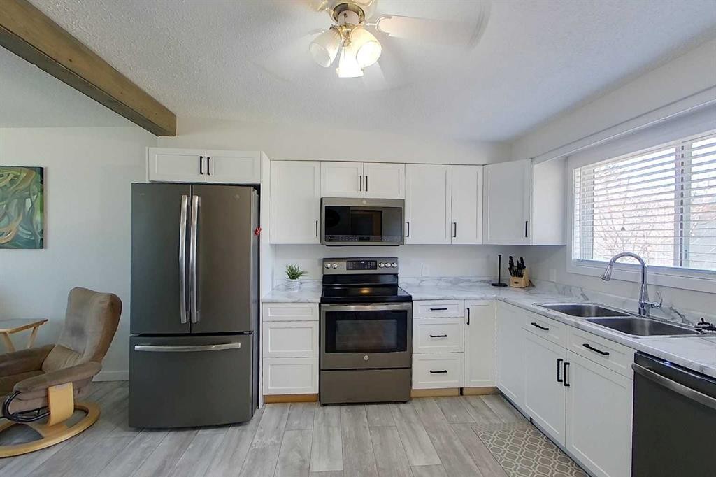 1014 10 Street, Smith, AB - Indoor Photo Showing Kitchen With Double Sink