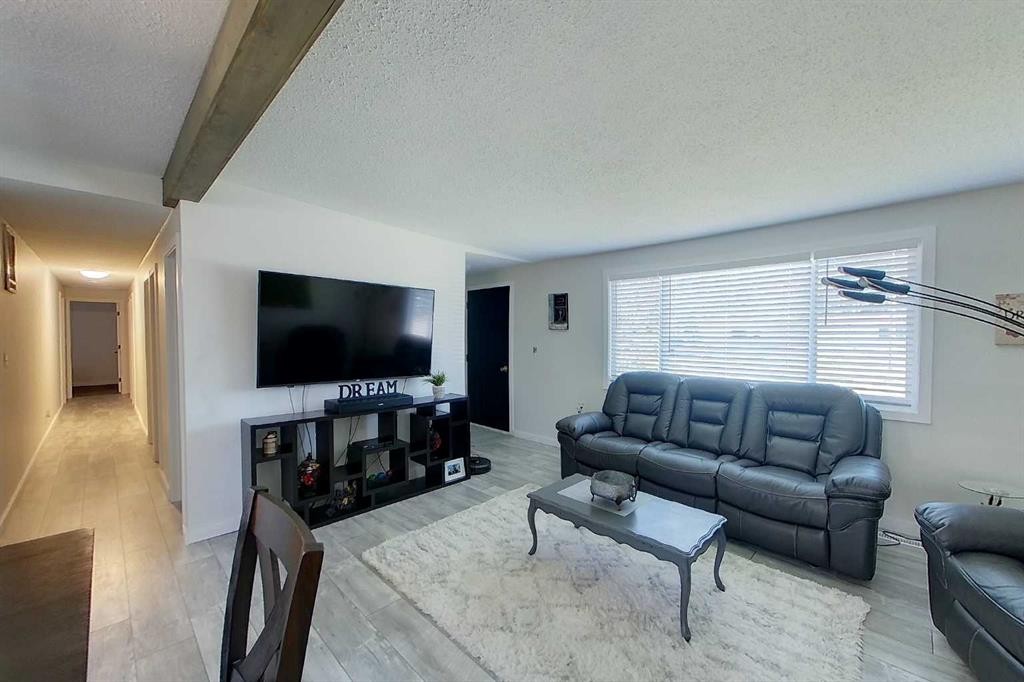 1014 10 Street, Smith, AB - Indoor Photo Showing Living Room