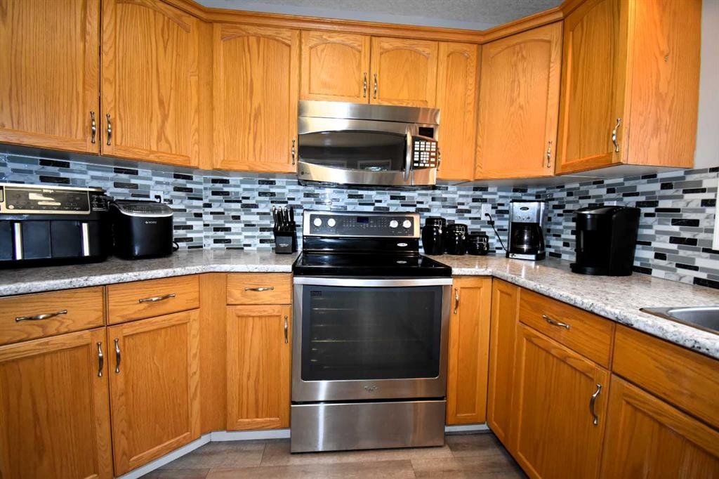 309 Eaton Drive, Hinton, AB - Indoor Photo Showing Kitchen