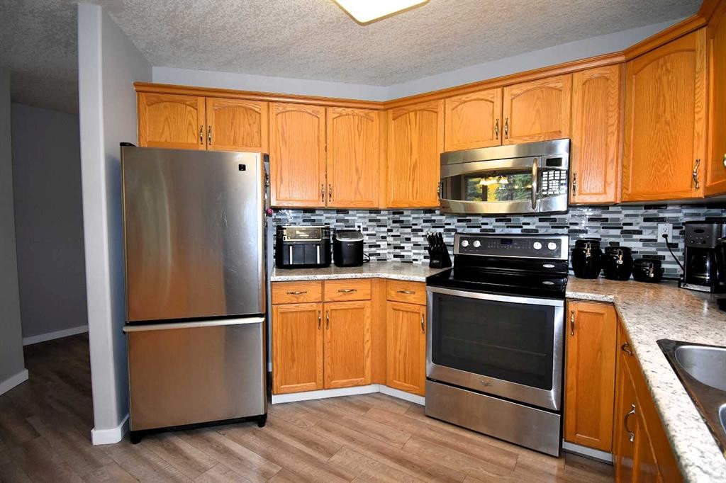 309 Eaton Drive, Hinton, AB - Indoor Photo Showing Kitchen