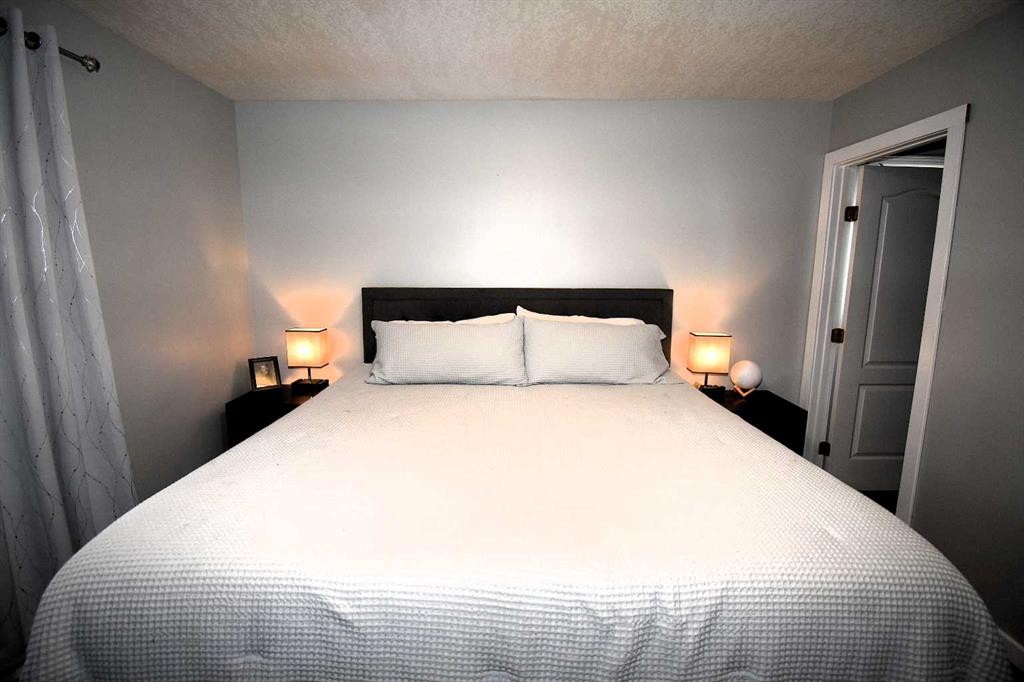 309 Eaton Drive, Hinton, AB - Indoor Photo Showing Bedroom