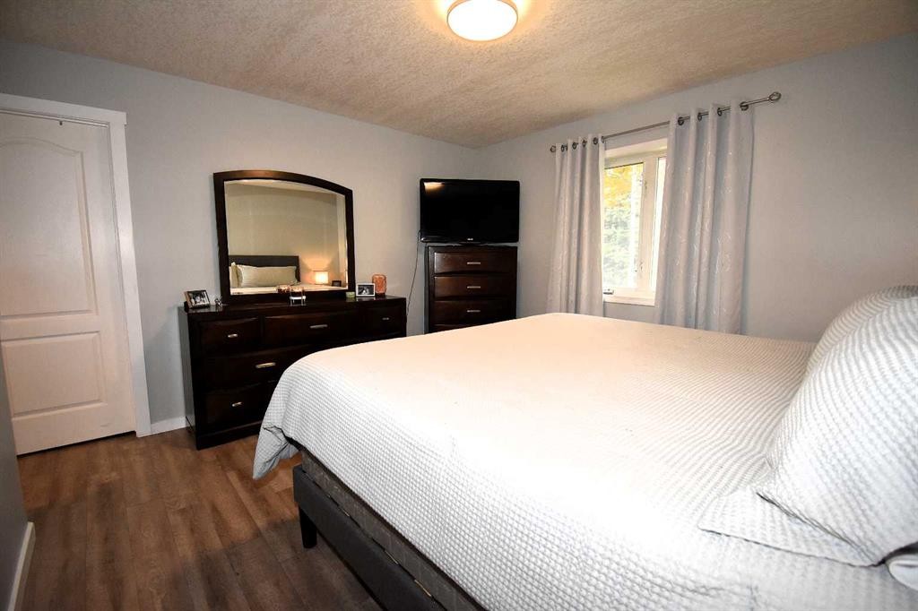 309 Eaton Drive, Hinton, AB - Indoor Photo Showing Bedroom