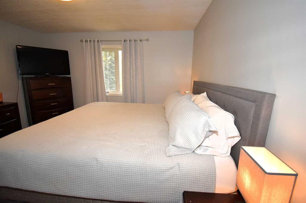309 Eaton Drive, Hinton, AB - Indoor Photo Showing Bedroom