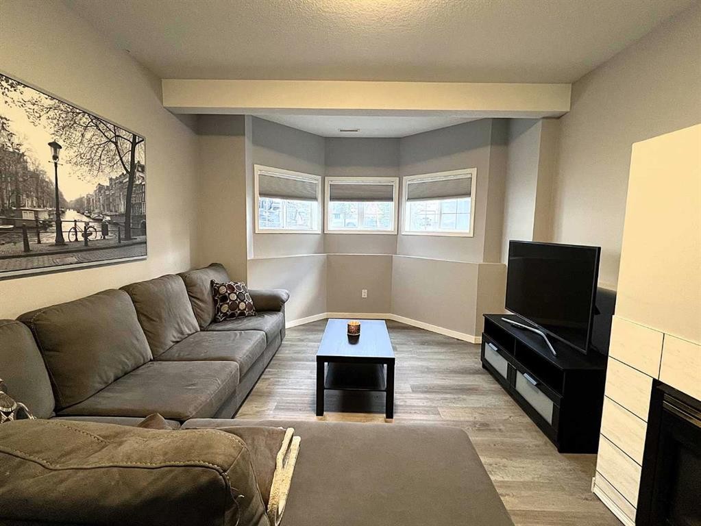 309 Eaton Drive, Hinton, AB - Indoor Photo Showing Living Room