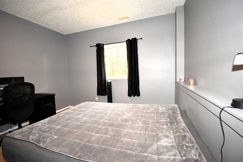 309 Eaton Drive, Hinton, AB - Indoor Photo Showing Bedroom