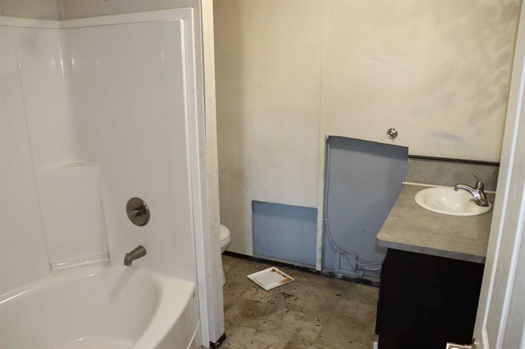 810 52 Street, Edson, AB - Indoor Photo Showing Bathroom