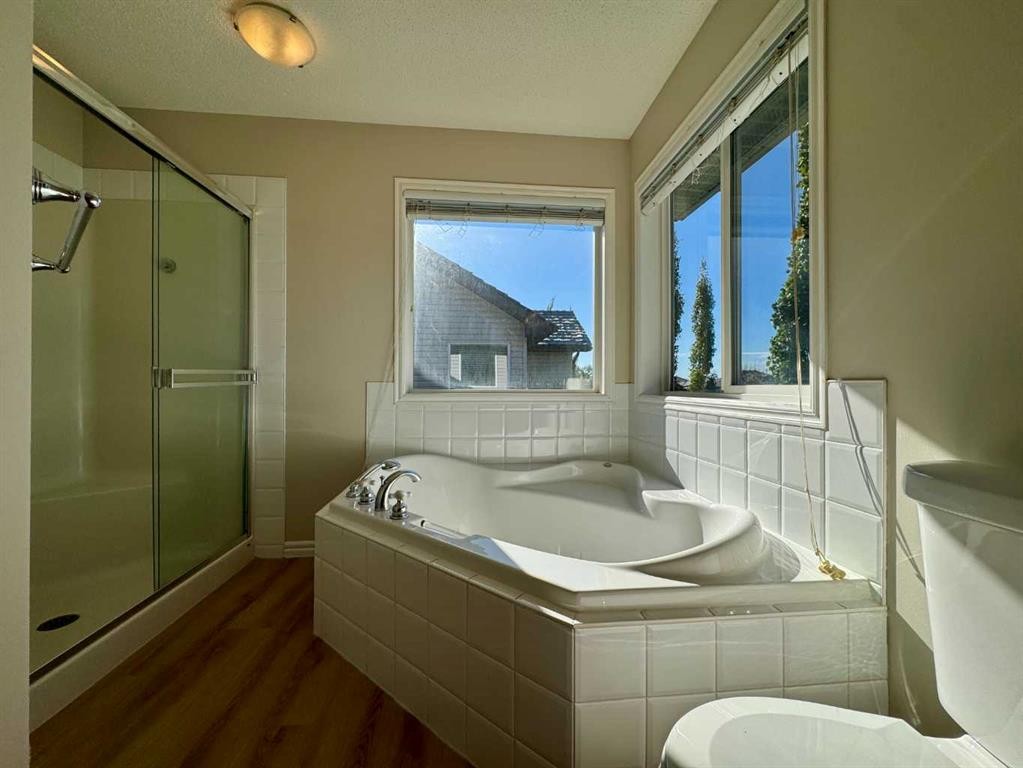 70 Glensummit Close, Cochrane, AB - Indoor Photo Showing Bathroom