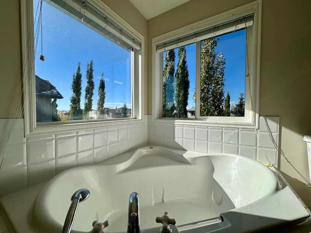 70 Glensummit Close, Cochrane, AB - Indoor Photo Showing Bathroom