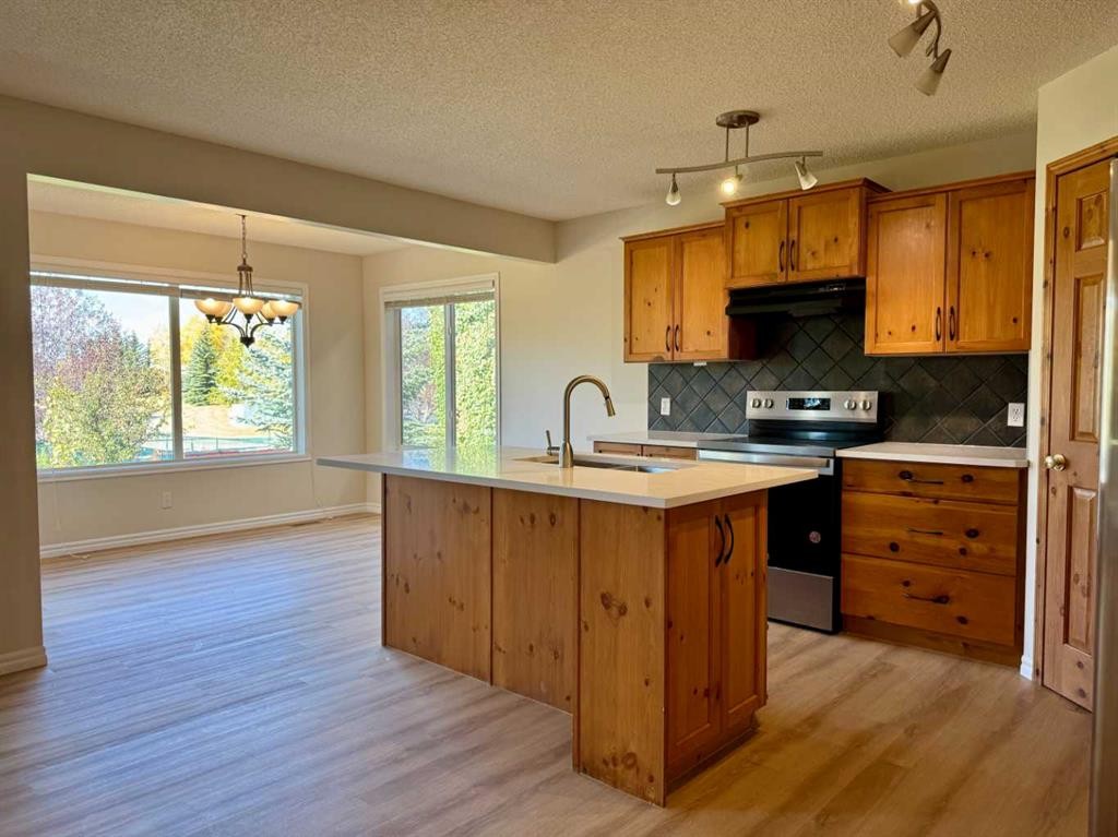 70 Glensummit Close, Cochrane, AB - Indoor Photo Showing Kitchen