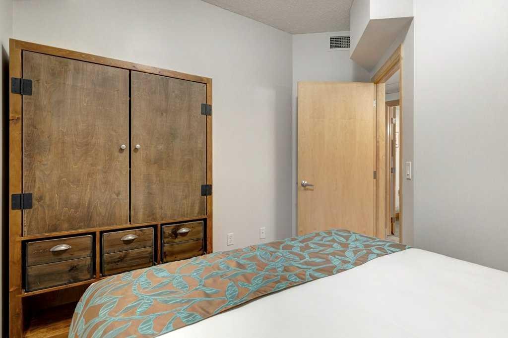204-1151 Sidney Street, Canmore, AB - Indoor Photo Showing Bedroom