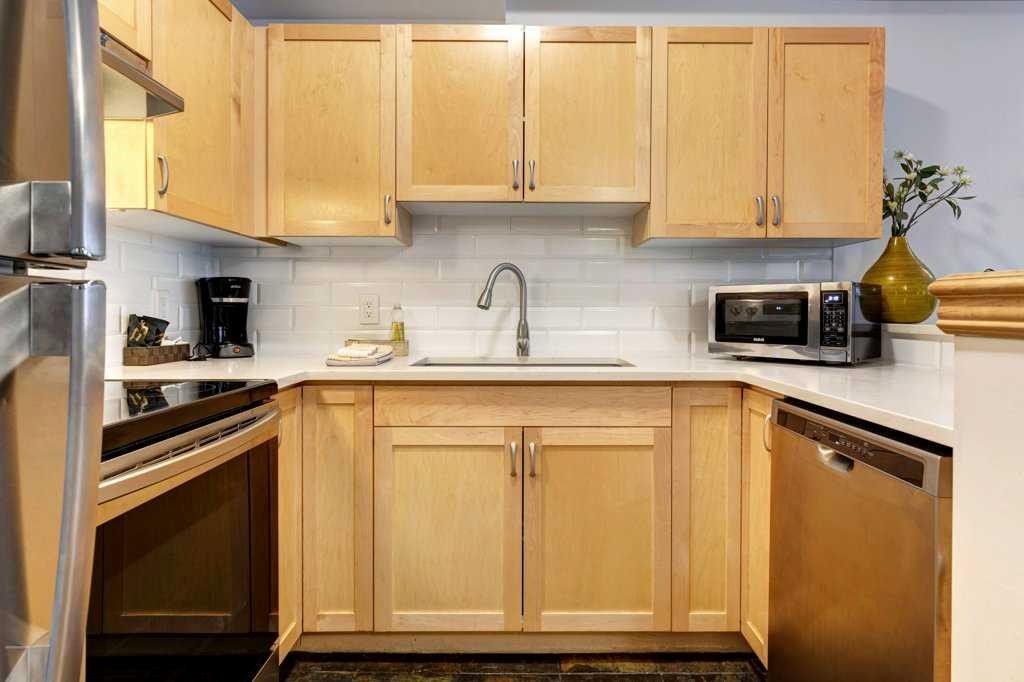 204-1151 Sidney Street, Canmore, AB - Indoor Photo Showing Kitchen