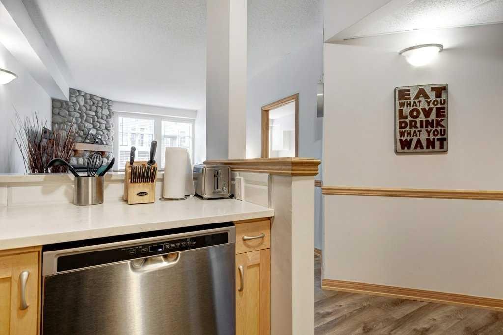 204-1151 Sidney Street, Canmore, AB - Indoor Photo Showing Kitchen