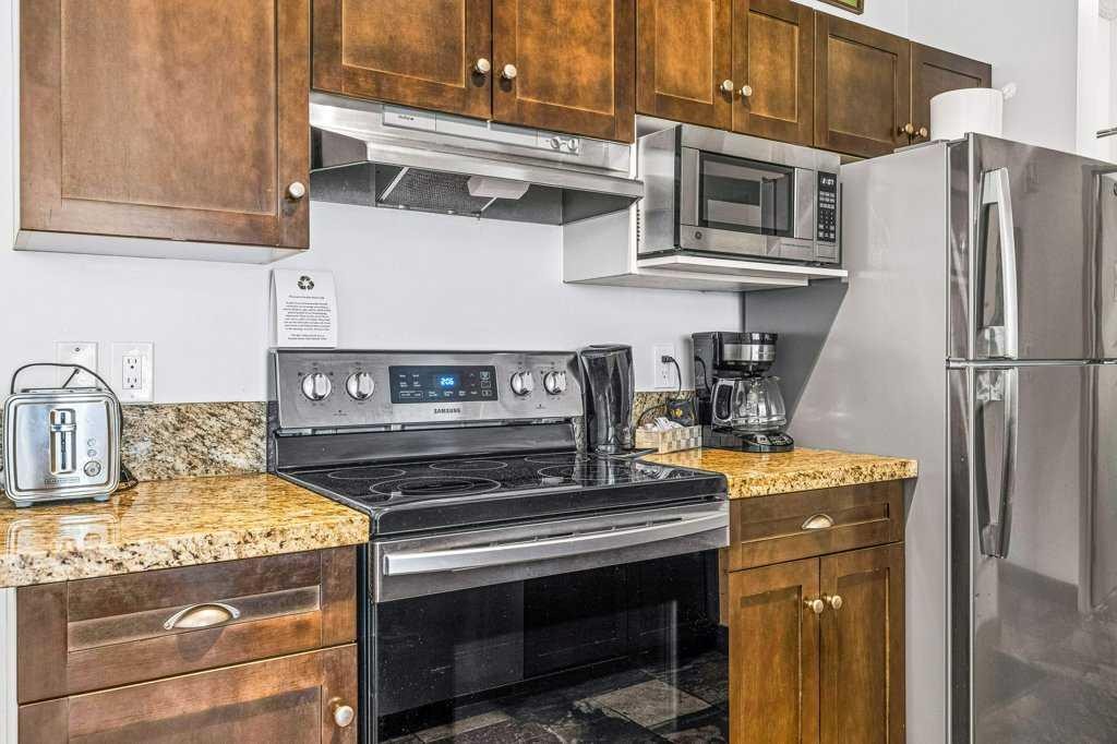 306-1151 Sidney Street, Canmore, AB - Indoor Photo Showing Kitchen