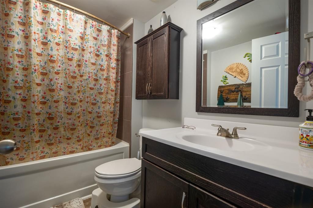5204 51 Avenue, Colinton, AB - Indoor Photo Showing Bathroom
