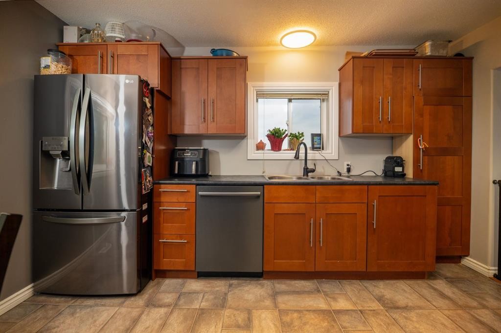 5204 51 Avenue, Colinton, AB - Indoor Photo Showing Kitchen With Double Sink