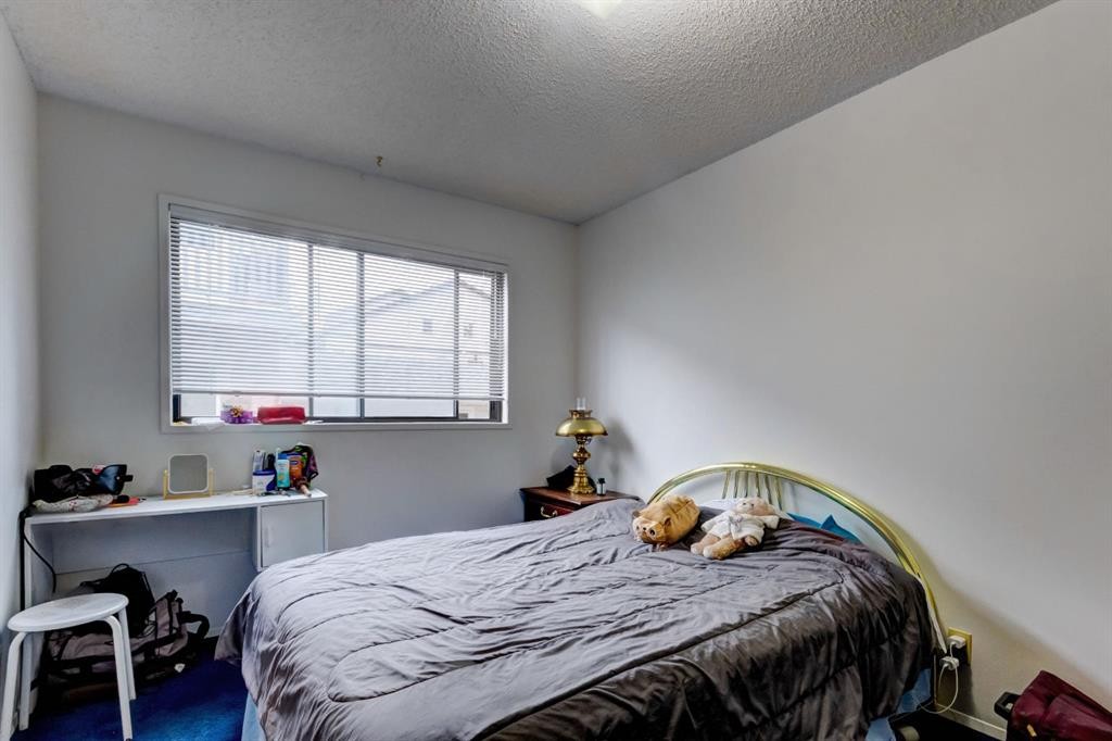 B-123 Grizzly Street, Banff, AB - Indoor Photo Showing Bedroom