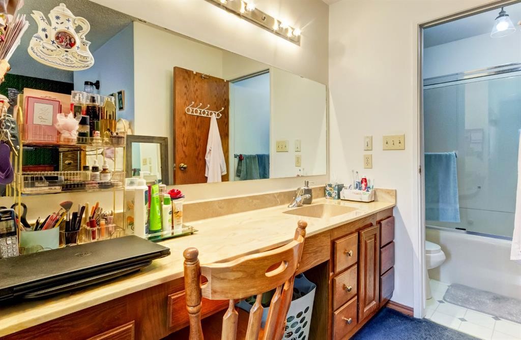 B-123 Grizzly Street, Banff, AB - Indoor Photo Showing Bathroom