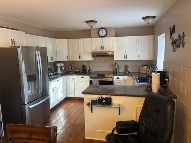 37-1199 Cabin Creek Drive, Jasper, AB - Indoor Photo Showing Kitchen