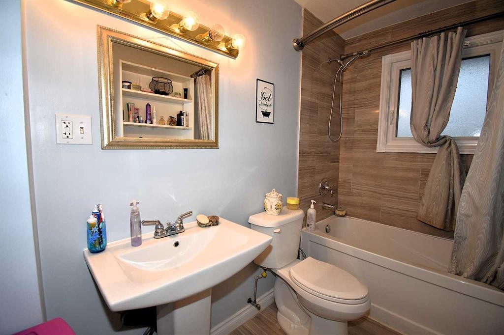 121 Chetamon Drive, Hinton, AB - Indoor Photo Showing Bathroom